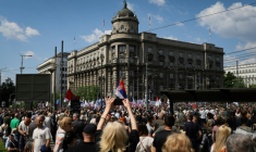Des manifestants et des membres de syndicats agitent des drapeaux nationaux et syndicaux devant le gouvernement lors d'un rassemblement à Belgrade, le 1er mai 2025 ( AFP / OLIVER BUNIC )