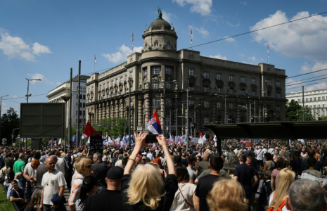 Des manifestants et des membres de syndicats agitent des drapeaux nationaux et syndicaux devant le gouvernement lors d'un rassemblement à Belgrade, le 1er mai 2025 ( AFP / OLIVER BUNIC )