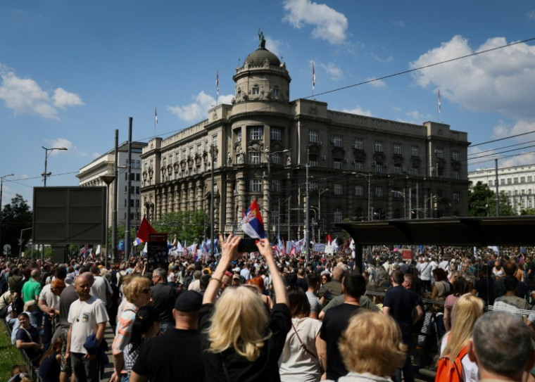 Des manifestants et des membres de syndicats agitent des drapeaux nationaux et syndicaux devant le gouvernement lors d'un rassemblement à Belgrade, le 1er mai 2025 ( AFP / OLIVER BUNIC )