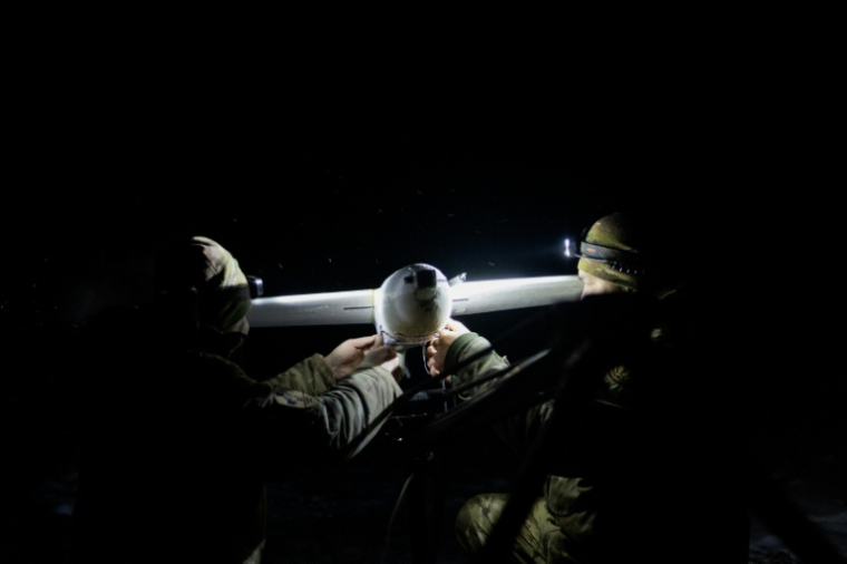 Des membres la 18e brigade de la Garde nationale ukrainienne de Sloviansk s'apprêtent à lancer un intercepteur de drones dans la région orientale ukrainienne de Donetsk, le 22 janvier 2026 ( AFP / Tetiana DZHAFAROVA )