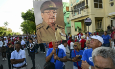 Un portrait de l'ancien président cubain Raúl Castro lors des célébrations du 65e anniversaire de l'échec de la tentative d'invasion américaine de la Baie des cochons en 1961, le 16 avril 2026 à La Havane  ( AFP / YAMIL LAGE )