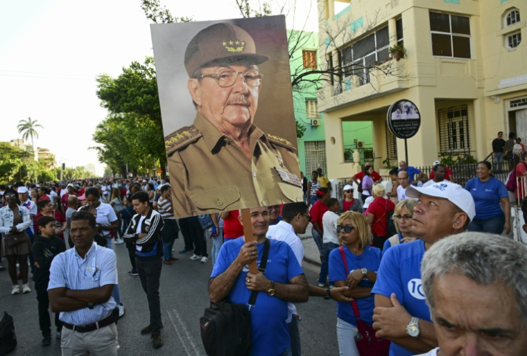 Un portrait de l'ancien président cubain Raúl Castro lors des célébrations du 65e anniversaire de l'échec de la tentative d'invasion américaine de la Baie des cochons en 1961, le 16 avril 2026 à La Havane  ( AFP / YAMIL LAGE )