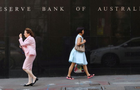 Deux femmes marchent à côté du siège de la Reserve Bank of Australia dans le centre de Sydney, en Australie
