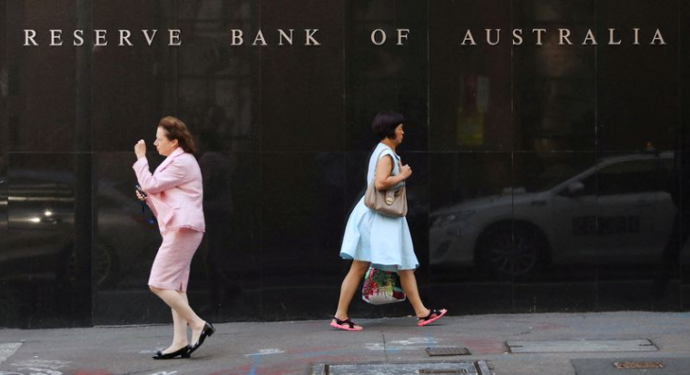 Deux femmes marchent à côté du siège de la Reserve Bank of Australia dans le centre de Sydney, en Australie