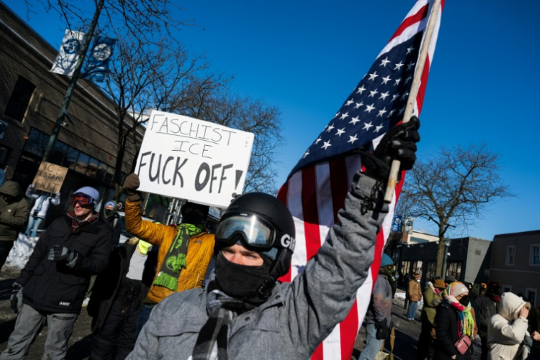 Des manifestants se rassemblent près du lieu où des agents fédéraux ont tué par balle un homme de 37 ans, à Minneapolis, dans le nord des Etats-Unis, le 24 janvier 2026 ( AFP / ROBERTO SCHMIDT )