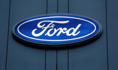 FORD TIRE SUR SES LIGNES DE CRÉDIT, SUSPEND LE DIVIDENDE