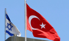 Un drapeau turc flotte au sommet de l'ambassade de Turquie, tandis qu'un drapeau israélien est visible à proximité, à Tel-Aviv, en Israël