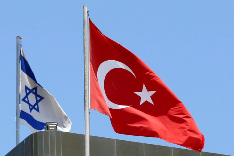 Un drapeau turc flotte au sommet de l'ambassade de Turquie, tandis qu'un drapeau israélien est visible à proximité, à Tel-Aviv, en Israël