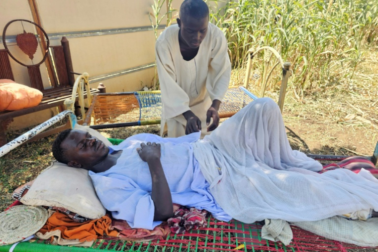 Un homme blessé lors de frappes aériennes sur une mine d’or située à la frontière entre le Soudan et l’Égypte, le 11 octobre, reçoit des soins à Wad al-Hulaywah, dans l’État de Kassala, le 16 octobre 2026 au Soudan ( AFP / - )