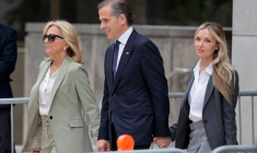 Hunter Biden, fils du président des Etats-Unis, son épouse Melissa Cohen Biden et la première dame américaine Jill Biden quittent le tribunal fédéral, à Wilmington, Delaware