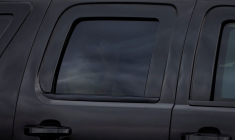 Le président élu des États-Unis, Donald Trump, salue en quittant le Trump International Golf Club à West Palm Beach