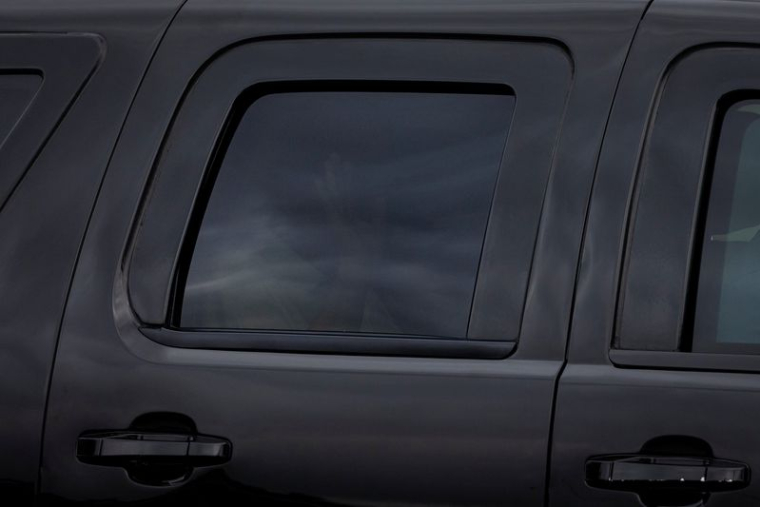 Le président élu des États-Unis, Donald Trump, salue en quittant le Trump International Golf Club à West Palm Beach