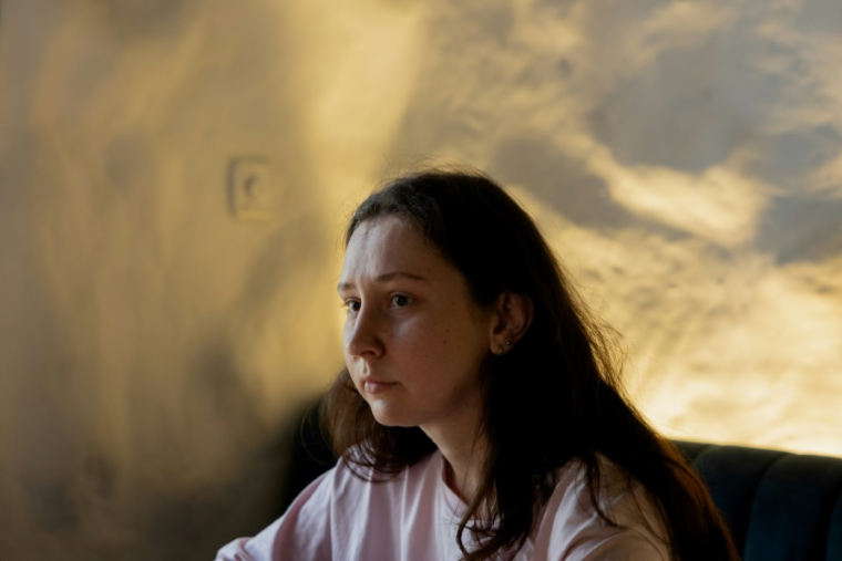 La journaliste ukrainienne Olha Kyrylenko, correspondante du média Ukraïnska Pravda, dans un café à Kramatorsk, dans la région de Donetsk, le 6 mai 2025 ( AFP / Tetiana DZHAFAROVA )