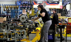 Un ouvrier utilise un palan pour déplacer des composants le long de la chaîne de production du modèle Qashqai à l'usine automobile Nissan de Sunderland