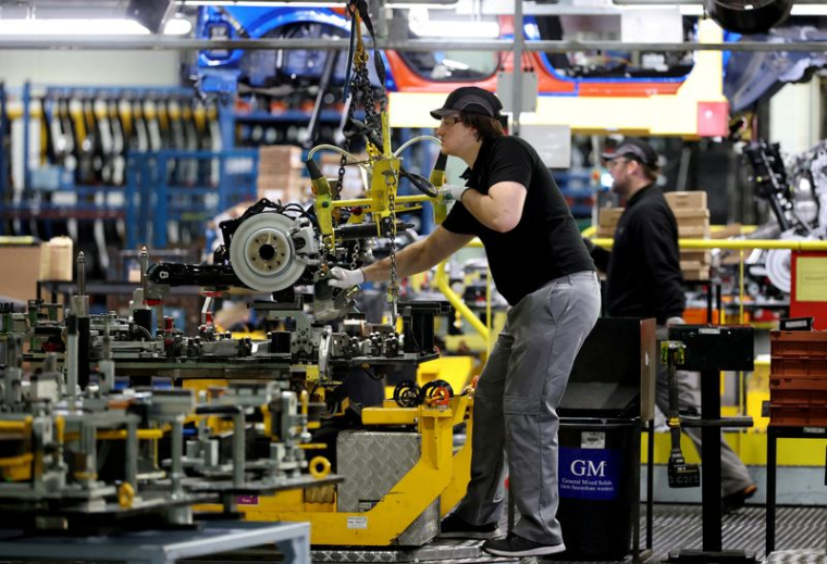 Un ouvrier utilise un palan pour déplacer des composants le long de la chaîne de production du modèle Qashqai à l'usine automobile Nissan de Sunderland