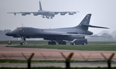 Des bombiers américains B-52 Stratofortress et B-1 Lancer, à la base de Fairford (Royaume-Uni), en mars 2026 (illustration) ( AFP / HENRY NICHOLLS )
