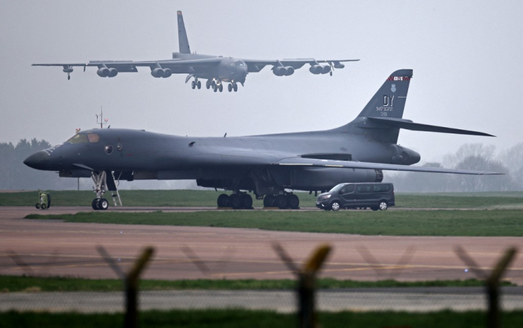 Des bombiers américains B-52 Stratofortress et B-1 Lancer, à la base de Fairford (Royaume-Uni), en mars 2026 (illustration) ( AFP / HENRY NICHOLLS )