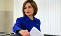 La présidente moldave Maia Sandu dépose son bulletin de vote le 28 septembre 2025 à Chisinau  ( AFP / Daniel MIHAILESCU )