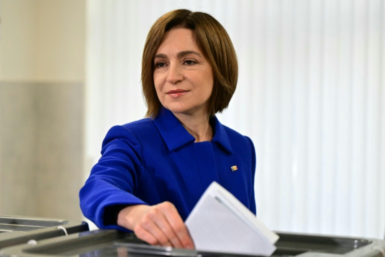 La présidente moldave Maia Sandu dépose son bulletin de vote le 28 septembre 2025 à Chisinau  ( AFP / Daniel MIHAILESCU )