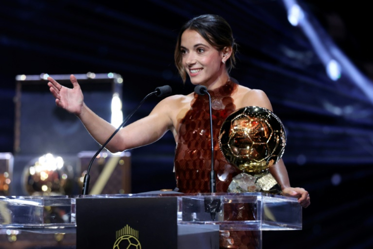 L'Espagnole Aitana Bonmati reçoit son troisième Ballon d'Or consécutif, le 22 septembre 2025 au Théâtre du Châtelet, à Paris ( AFP / Franck FIFE )