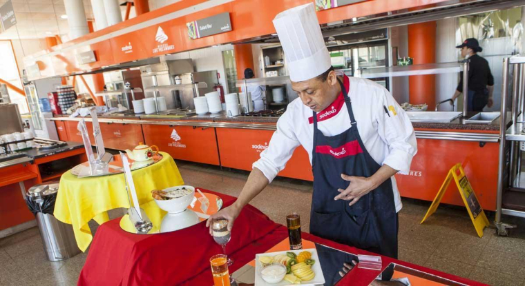 Le titre du groupe de restauration collective recule de 17% sur un an. (© Sodexo)
