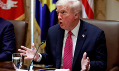 Le président des États-Unis Donald Trump s'exprime lors de sa rencontre avec le président ukrainien Volodimir Zelensky (non visible)