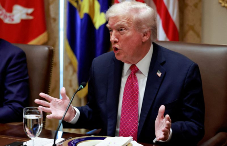 Le président des États-Unis Donald Trump s'exprime lors de sa rencontre avec le président ukrainien Volodimir Zelensky (non visible)