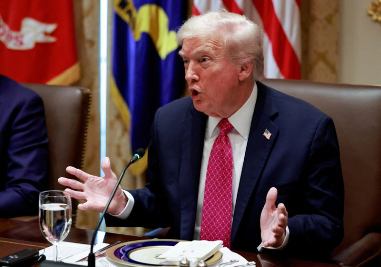 Le président des États-Unis Donald Trump s'exprime lors de sa rencontre avec le président ukrainien Volodimir Zelensky (non visible)