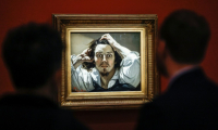Des visiteurs devant le tableau "Le Désespéré", célèbre autoportrait du peintre français Gustave Courbet, exposé au musée d'Orsay à Paris, le 13 octobre 2025 ( AFP / Ian LANGSDON )