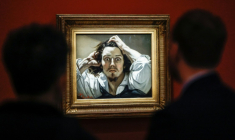 Des visiteurs devant le tableau "Le Désespéré", célèbre autoportrait du peintre français Gustave Courbet, exposé au musée d'Orsay à Paris, le 13 octobre 2025 ( AFP / Ian LANGSDON )