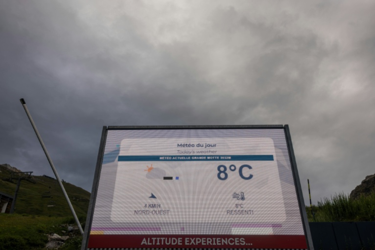 Un panneau affiche des informations relatives à la météo, le 11 juillet 2026 à Tignes, en Savoie ( AFP / Alex MARTIN )