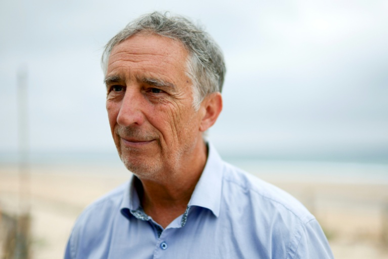 Le maire de Le Porge, Martial Zaninetti, le 30 mai 2026 sur la plage de Le Porge, en Gironde ( AFP / ROMAIN PERROCHEAU )