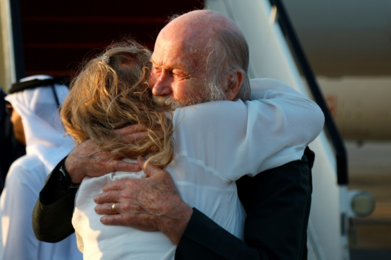 Le Britannique Peter Reynolds serre sa fille Sarah Entwistle dans ses bras après son arrivée à l'aéroport de Doha, le 19 septembre 2025 au Qatar ( AFP / Karim JAAFAR )