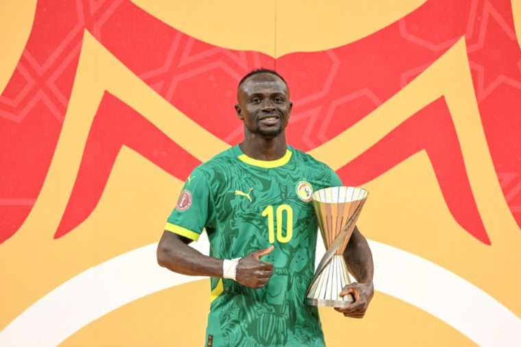 Le footballeur sénégalais Sadio Mané porte la coupe de la CAN-2025 le 18 janvier 2026 à Rabat après la victoire des Lions de la Teranga en finale du tournoi. La star sénégalaise a été élu joueur de ce tournoi ( AFP / SEBASTIEN BOZON )