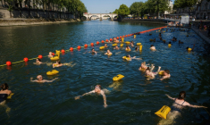 Des baigneurs dans la Seine au bras Marie à Paris le 12 août 2025 ( AFP / Dimitar DILKOFF )