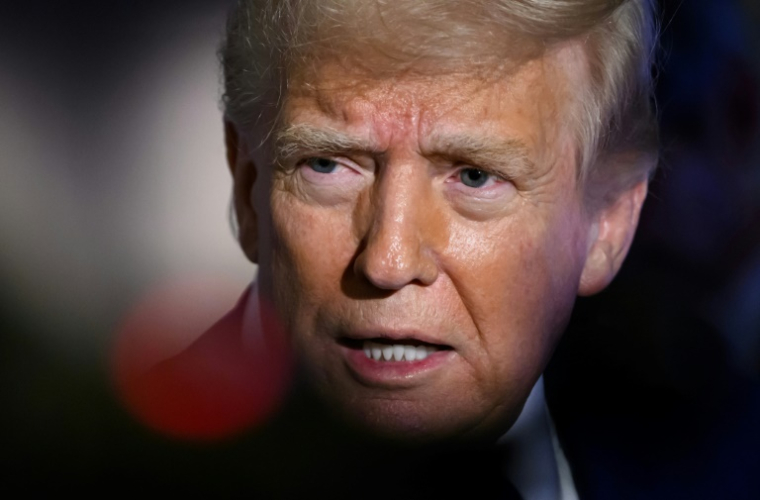 Le président américain Donald Trump à bord de l'avion Air Force One, le 6 avril 2025 ( AFP / MANDEL NGAN )