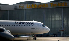 Un avion de la compagnie aérienne allemande Lufthansa stationné à l'aéroport de Berlin-Brandebourg à Schönefeld
