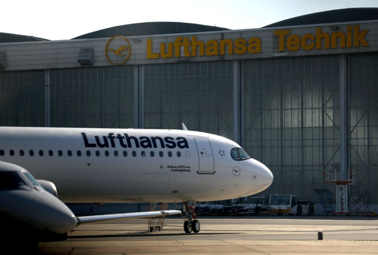 Un avion de la compagnie aérienne allemande Lufthansa stationné à l'aéroport de Berlin-Brandebourg à Schönefeld
