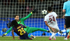 Senny Mayulu (N24) marque le but du Paris SG mercredi soir à Barcelone en Ligue des champions. ( AFP / Josep LAGO )