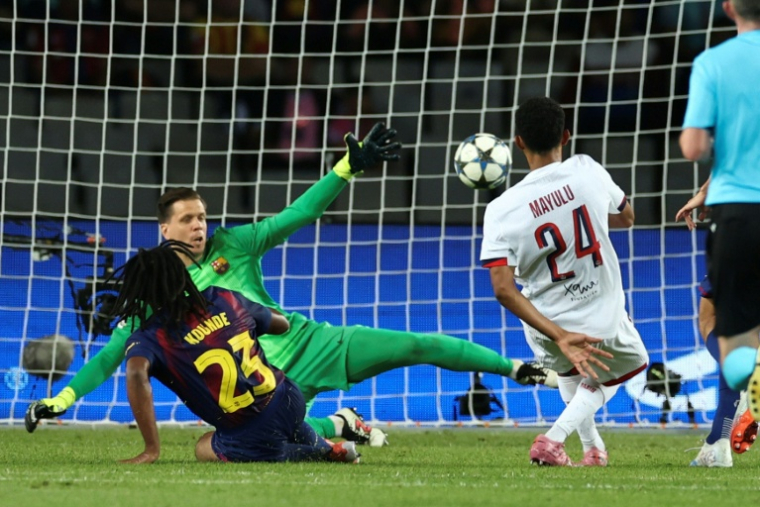 Senny Mayulu (N24) marque le but du Paris SG mercredi soir à Barcelone en Ligue des champions. ( AFP / Josep LAGO )