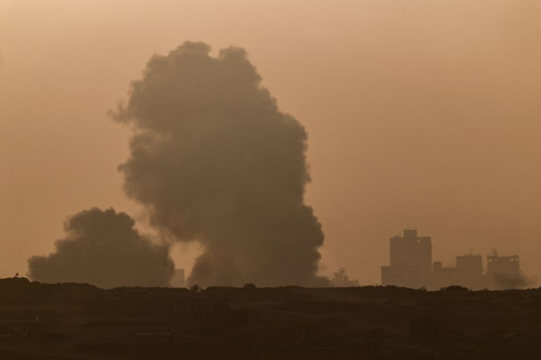 De la fumée s'élève après une frappe aérienne israélienne, près de la frontière entre Israël et Gaza