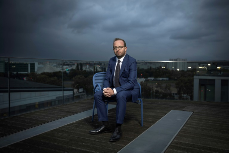 Arthur Dreyfuss, PDG d'Altice France, maison-mère de SFR, pose le 25 septembre 2025 à Paris  ( AFP / Kiran RIDLEY )