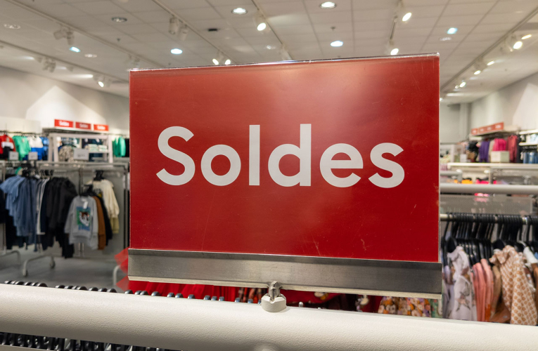 (Crédits photo : Adobe Stock - Soldes d'hiver dates et départements)