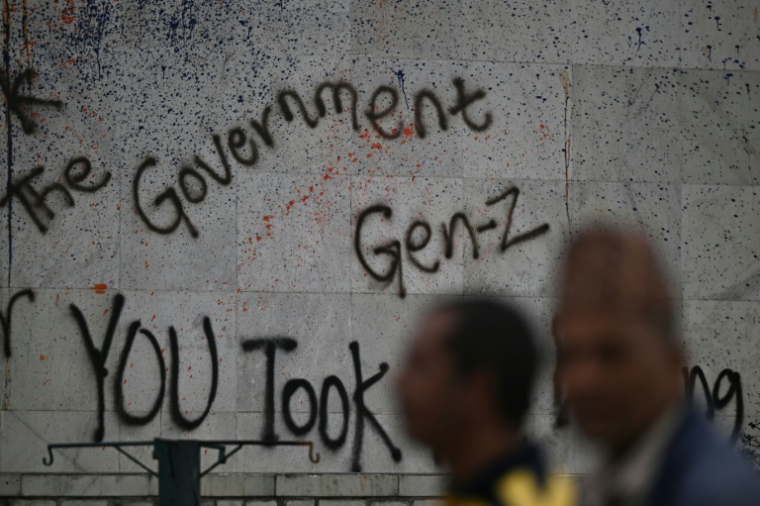 Des graffiti contre le gouvernement népalais sur la façade du Parlement à Katmandou pendant la "révolution" de la Génération-Z, le 14 septembre 2025 ( AFP / Pedro PARDO )
