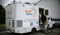 "Mobil'Derm", cabinet de dermatologie itinérant aménagé dans une fourgonnette, stationné à Lafox (Lot-et-Garonne) le 2 avril 2026 ( AFP / Christophe ARCHAMBAULT )