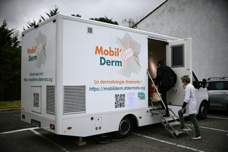 "Mobil'Derm", cabinet de dermatologie itinérant aménagé dans une fourgonnette, stationné à Lafox (Lot-et-Garonne) le 2 avril 2026 ( AFP / Christophe ARCHAMBAULT )