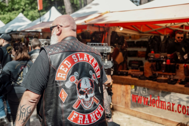 Un motard porte un blouson en cuir Harley-Davidson lors du festival Harley-Davidson Euro 2025 près de Grimaud, le 9 mai 2025 dans le Var ( AFP / Frederic DIDES )