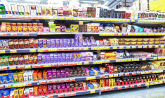 (Crédits photo : Adobe Stock - rayon alimentation dans un supermarché)