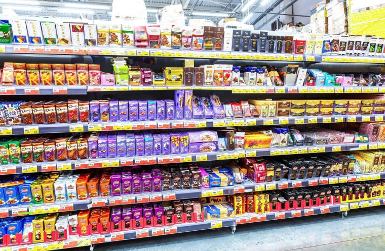 (Crédits photo : Adobe Stock - rayon alimentation dans un supermarché)