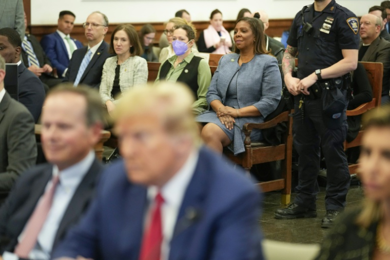 La procureure générale de l'Etat de New York Letitia James (veste bleu-gris), le 11 janvier 2024 à la Cour suprême de New York lors d'un procès contre la Trump Organization ( POOL / Seth Wenig )